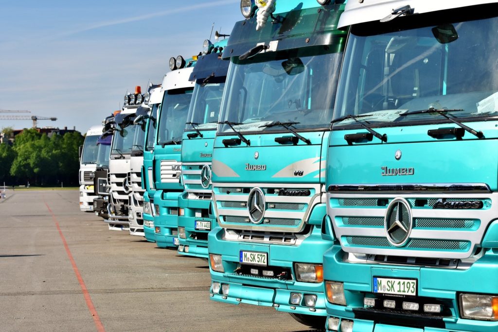 白ナンバートラックと緑ナンバートラックの違いを一挙解説！それぞれの取得条件、メリットとは？ Logistics
