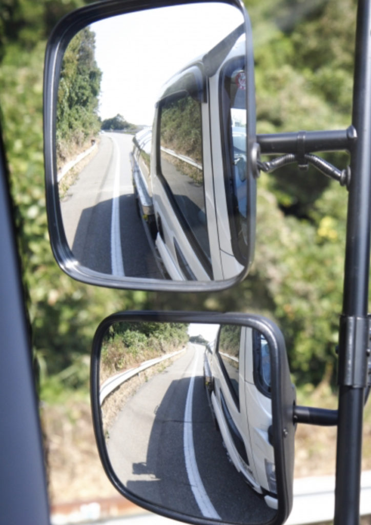 トラックのサイドミラーの正しい調整方法とは 適切な位置や死角も解説 Logistics Journal